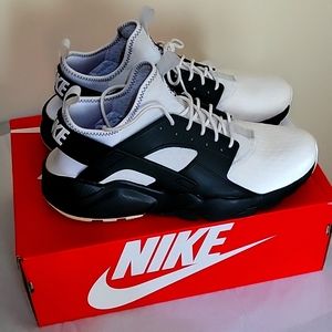 🔥RARE NIKE AIR HUARACHE RUN ULTRA SIZE 10.5 BLK/WHITE🔥